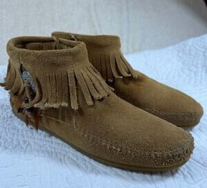 Minnetonka Women's 8.5 Brown Suede Concho Feather Side Zip Ankle Western Boots